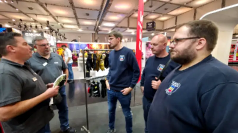 Mestliner Feuerwehr holt sich Pflegetipps für Einsatzhandschuhe auf Messe