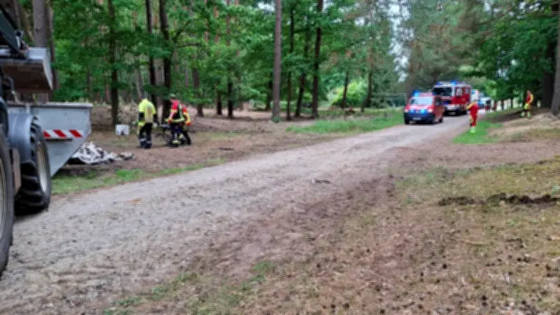 Munitionsberger finden im Wald bei Neubrück Natrium und Müll