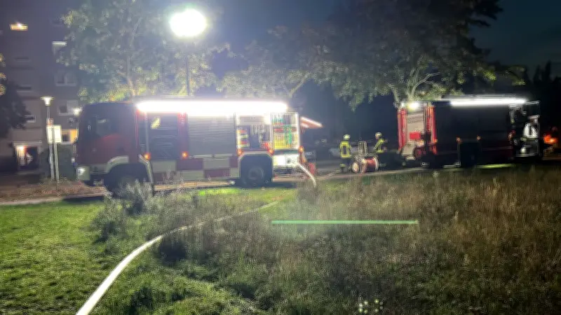 Rauchwolke über Reitbahnsee: Gartenlaube brennt in Neubrandenburg