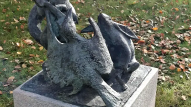 Restaurierte Skulptur „Lütt Matten“ kehrt an neuen Standort in Waren zurück