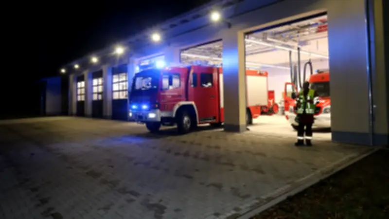 Sturmnacht in Loitz: Telefonmast droht auf B194 zu kippen