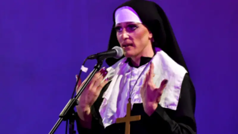 Vom Dorf auf den Kiez: Carlower als Dragqueen Kate Bross