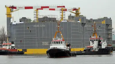 Schlepper in Wismar: Von Hafeneinsätzen bis zum Flug über das Dock