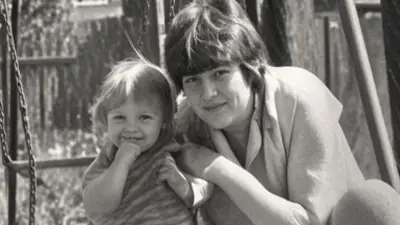 Zwangsadoption in der DDR: Geschwister zweifeln am Tod ihrer Schwester Manja