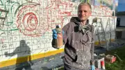 Buntes an der B 104: Künstler gestaltet Fassade in Teterow