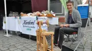 Karderei in Loosen: Britta Eizenhöfer spinnt Wolle zu Garn