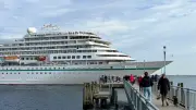 Kreuzfahrtschiff MS Amera in Wismar: Schaulustige verfolgen Anlegemanöver