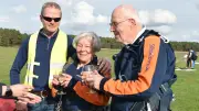 Mit 82 und 84: Ehepaar springt in Neustadt-Glewe aus 4000 Metern