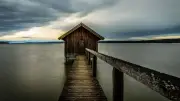 Neuer Roman: Bootshaus birgt Ost-West-Geheimnis in Mecklenburg