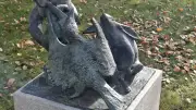 Restaurierte Skulptur „Lütt Matten“ kehrt an neuen Standort in Waren zurück